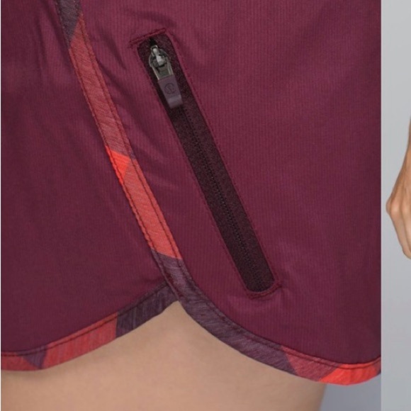 Lululemon Tracker Short II 2-way Stretch - Picture 4 of 4